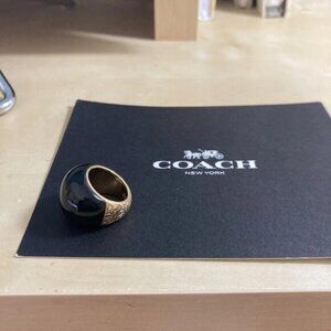✨ Chic & Timeless — Coach Black Enamel & Gold Signature Ring ✨💫